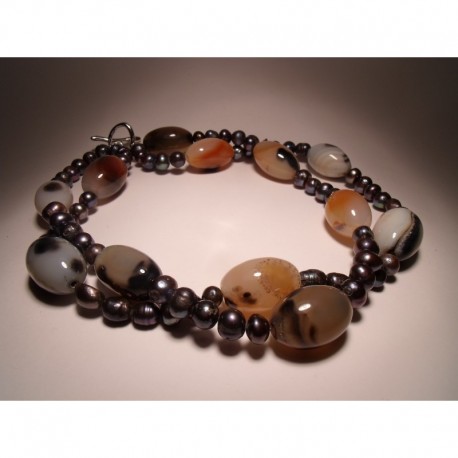 Two strands necklace with grey pearls and agate