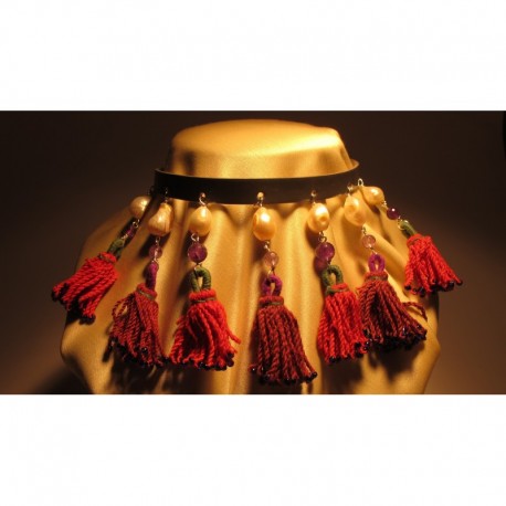 Choker of shiny leather with gray freshwater pearls, amethyst and Turkish tassels