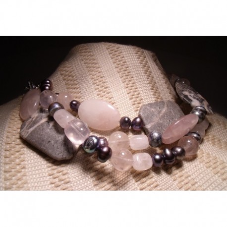 Three strands necklace with pearls, pink quartz and semi-precious stone