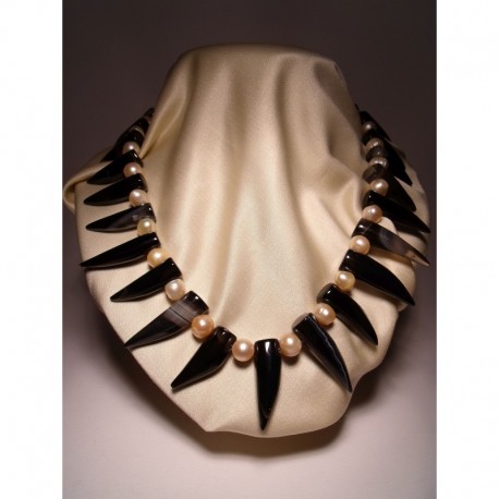 Necklace with freshwater pearls and agate