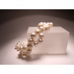Hair clip with freshwater pearls
