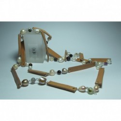Long necklace made with leather, with pearls and semi-precious stone