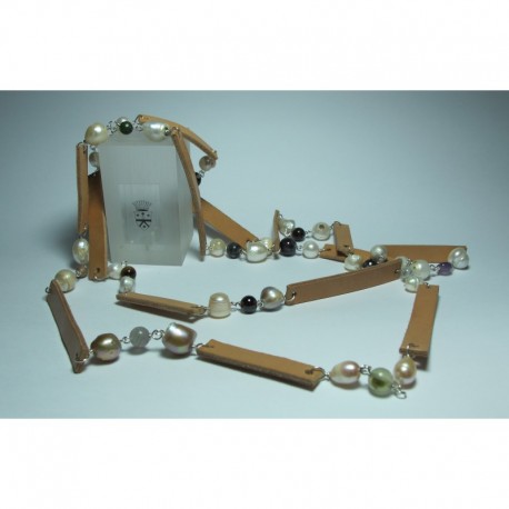 Long necklace made with leather, with pearls and semi-precious stone