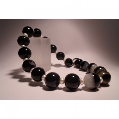 Necklace with pearls and striped onyx