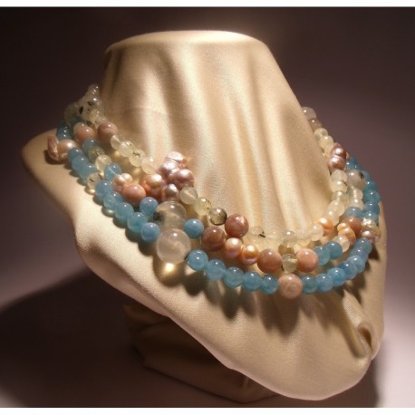 Collana in tre fili di perle rosacee, angelite, prehnite e pietra di luna