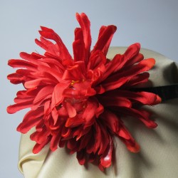 Leather chocker with a flower and pearls