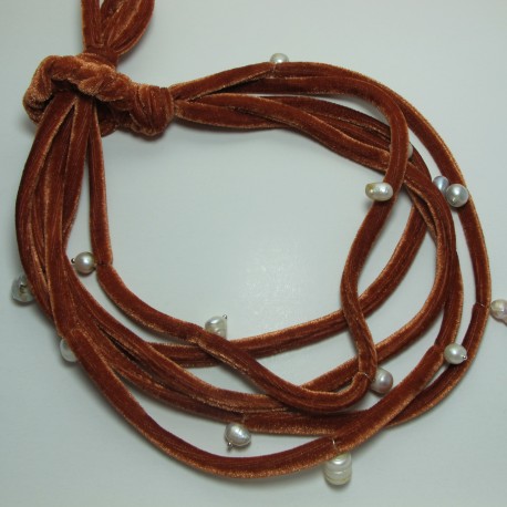 Collana multifilo in velluto e perle