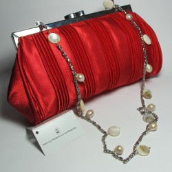 Pochette in raso rosso con madreperla e perle bianche