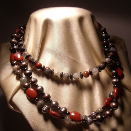 Collana a tre fili con perle grigie, ematite, quarzo maculato e diaspro