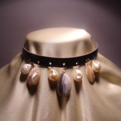Leather choker with pearls, agate of Botswana and mother of pearl