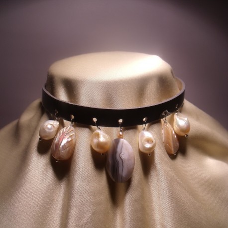 Leather choker with pearls, agate of Botswana and mother of pearl