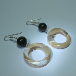 Orecchini in argento con madreperla e giada africana