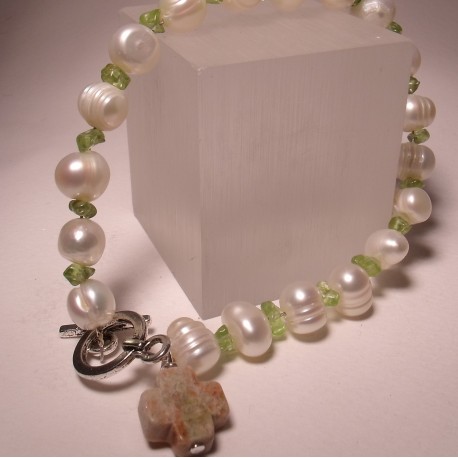 Bracelet with freshwater pearls, peridot and unakite cross