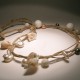 Collana in canapa con perle bianche e grigie, conchiglie e madrepora
