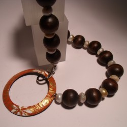 Collana in legno e perle con chiusura con anello dipinto