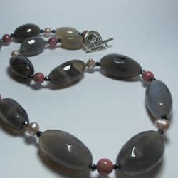 Necklace with agate, hematite, pearls and rhodonite