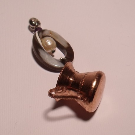 Pendant with copper basin, freshwater pearl and mother of pearl