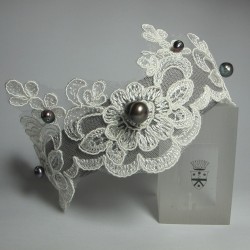 Cerchietto per capelli in tessuto con applicazione di merletto bianco e perle di fiume