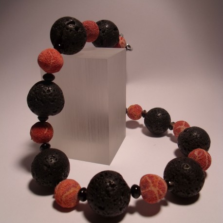 Collana con madrepora, pietra lavica e onice
