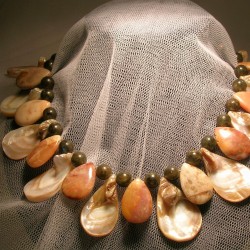 Collana con madreperla, diaspro e labradorite