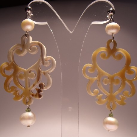 Orecchini in argento con corno, perle e peridoto