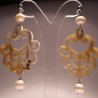 Orecchini in argento con corno, perle e peridoto