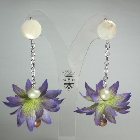 Orecchini con fiore in seta, perle, ematite e madreperla